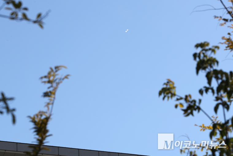 지난 10월 4일 국회 상공에서 포착된 오물풍선. (사진=최동환 기자)