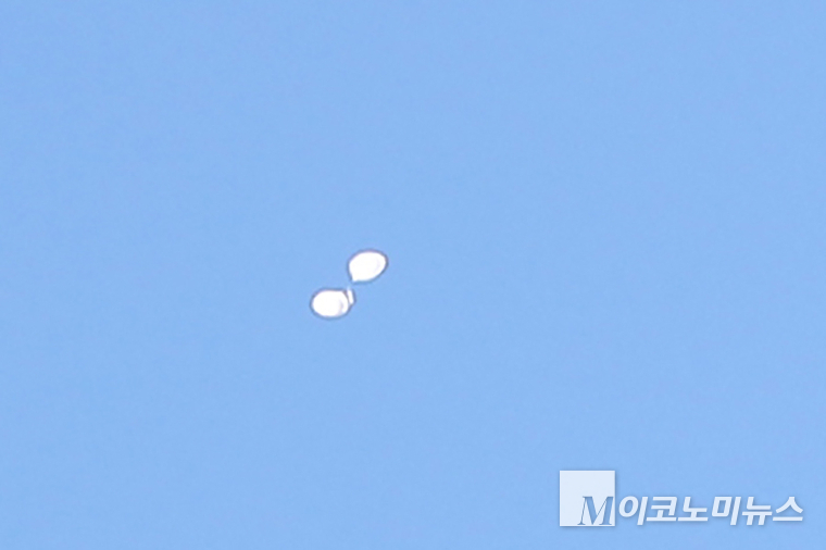지난 10월 4일 국회 상공에서 포착된 오물풍선. (사진=최동환 기자)