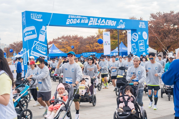 동아오츠카는 16일 여의도 한강 공원 이벤트 광장에서 열린 '포카리스웨트와 함께하는 2024 서울러너스 데이'를 성료했다. 사진=동아오츠카 제공 