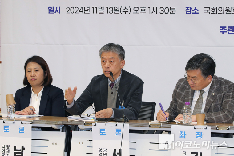 서영준 영월의료원 원장(가운데)이 토론하고 있다. (사진=최동환 기자)
