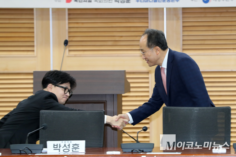 추경호 원내대표가 한동훈 대표와 인사하고 있다. (사진=최동환 기자)