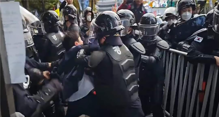 지난 11월 9일 전국노동자대회, 경찰의 폭력진압 사진. (사회민주당)