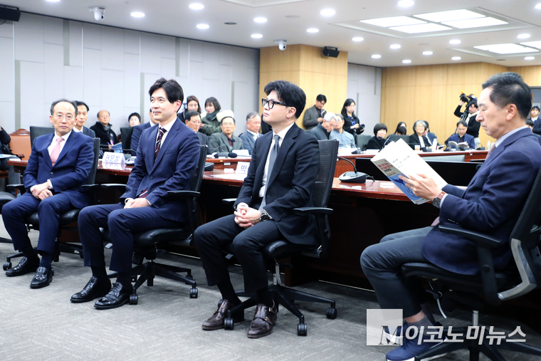 한동훈 국민의힘 대표가 지난 19일 국회의원회관에서 열린 해양쓰레기 관리 개선과 어촌의 지속 가능한 발전 방안 정책토론회에 참석했다. 왼쪽부터 추겨호 원내대표, 박성훈 의원, 한동훈 대표, 김기현 의원. (사진=최동환 기자)