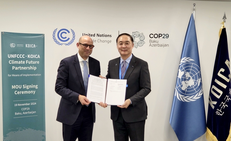 장원삼 코이카 이사장(오른쪽)과 사이먼 스티엘 유엔기후변화협약(UNFCCC) 사무총장이 COP29가 열리고 있는 아제르바이잔 수도 바쿠 올림픽 스타디움에서 ‘코이카-UNFCCC 기후 미래 파트너십’을 위한 업무협약(MOU)을 체결하고 기념사진을 촬영하고 있다. 사진=코이카 제공