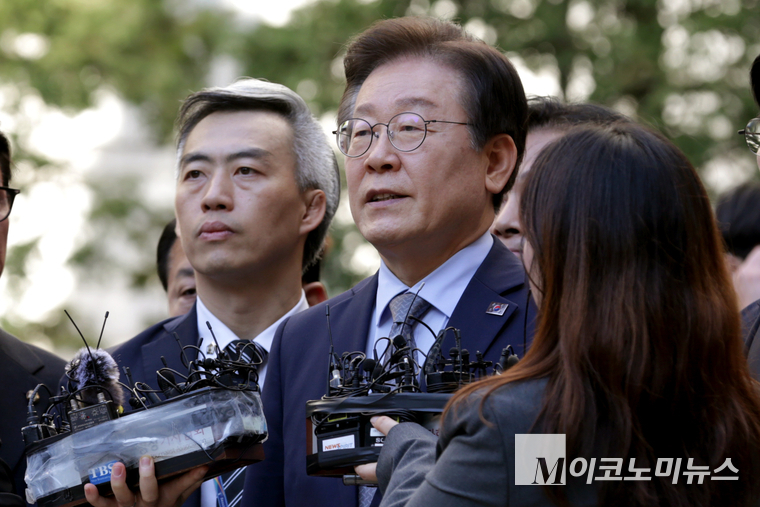 이재명 더불어민주당 대표가 지난 15일 유죄 선고를 받고 기자들의 질문에 답하고 있다. 서울뉴스통신제공