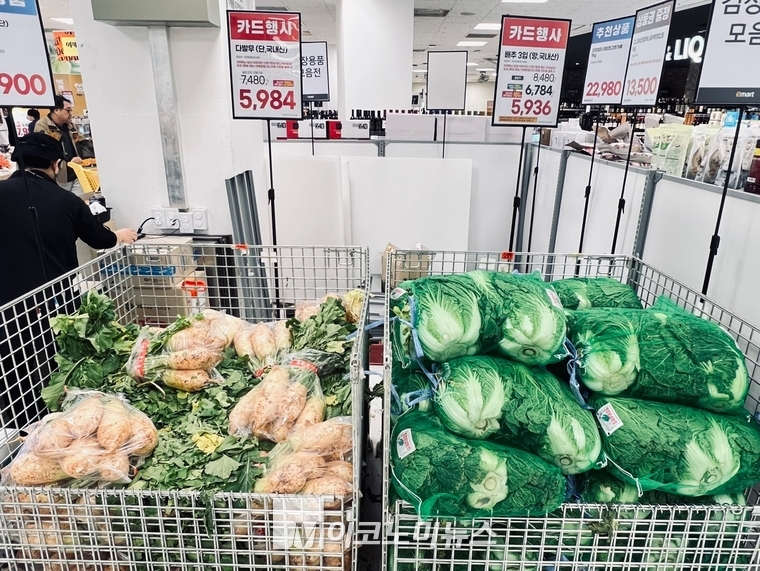 여의도에 위치한 이마트 김장철 이벤트. 사진=심승수 기자