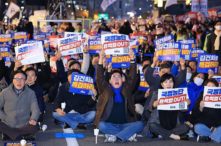 더불어민주당 박찬대 원내대표, 김민석, 전현희 최고위원 등이 23일 오후 서울 종로구 광화문 북측광장 인근에서 더불어민주당 주최로 열린 '김건희·윤석열 국정농단 규탄·특검 촉구 제4차 국민행동의 날' 장외집회에서 구호를 외치고 있다. (연합뉴스)