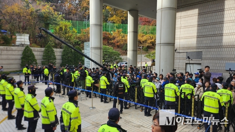 25일 경찰들이 이재명 더불어민주당 대표의 출석을 앞두고 서초동 서울중앙지검 앞 삼엄한 경계를 서고 있다. 최동환 기자