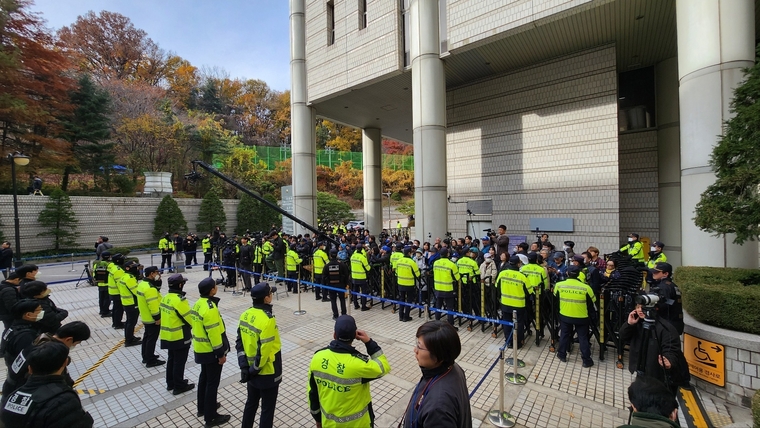 25일 경찰들이 이재명 더불어민주당 대표의 출석을 앞두고 서초동 서울중앙지검 앞 삼엄한 경계를 서고 있다. 최동환 기자