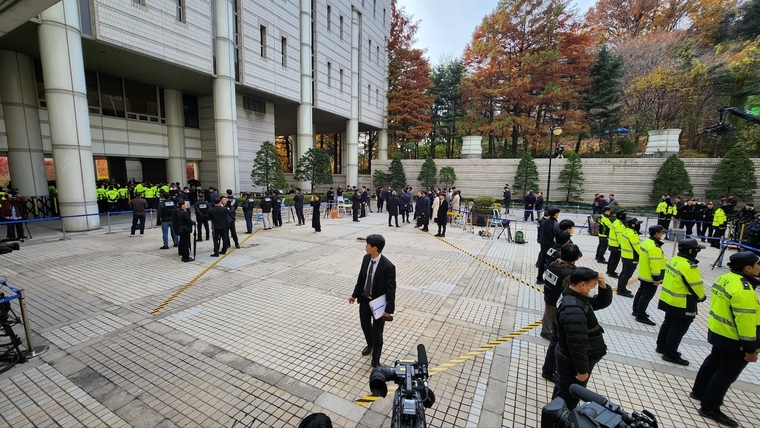 25일 경찰들이 이재명 더불어민주당 대표의 출석을 앞두고 서초동 서울중앙지검 앞 삼엄한 경계를 서고 있다. 최동환 기자