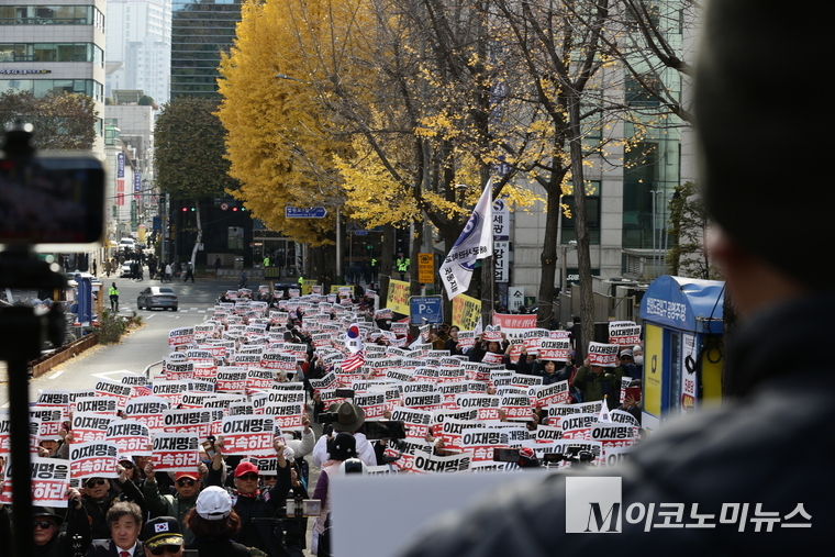 서울 서초구 정곡빌딩 남·북관 앞 인도에는 신자유연대 등 보수 단체들이 집회를 열고 있다. 최동환 기자