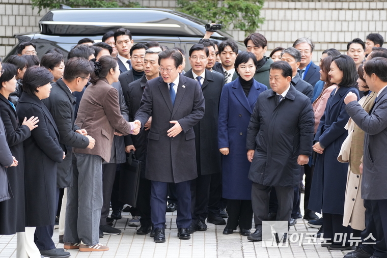 25일 서울 서초구 중앙지방법원에 출석한 이재명 더불어민주당 대표가 지지자들과 악수를 나누고 있다. 최동환 기자