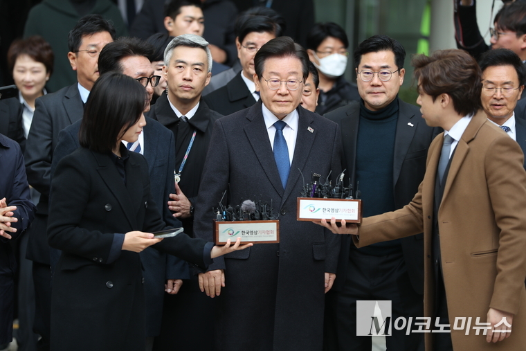 25일 위증교사 사건 1심에서 무죄 선고를 받은 이재명 더불어민주당 대표가 서울 서초구 중앙지방법원을 나서고 있다. 최동환 기자