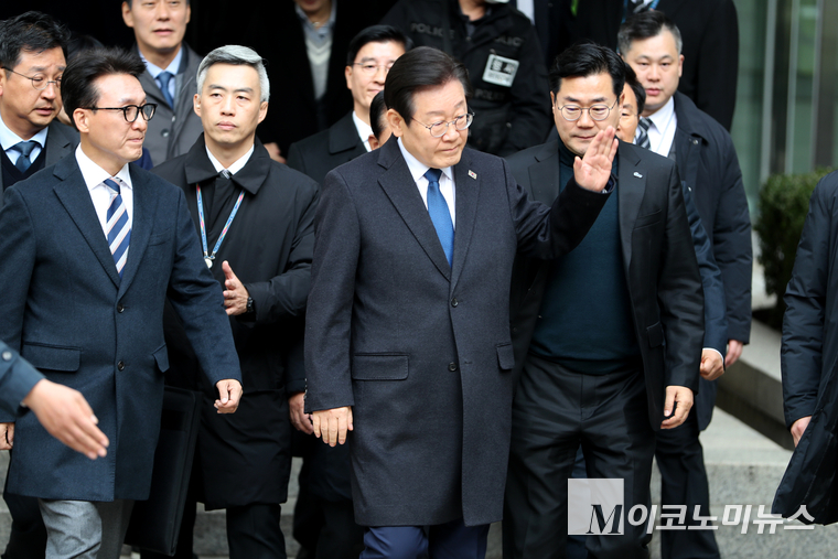 25일 위증교사 사건 1심에서 무죄 선고를 받은 이재명 더불어민주당 대표가 서울 서초구 중앙지방법원을 나서고 있다. (사진=최동환 기자)