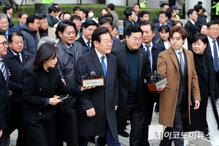 25일 위증교사 사건 1심에서 무죄 선고를 받은 이재명 더불어민주당 대표가 서울 서초구 중앙지방법원을 나서고 있다. (사진=최동환 기자)