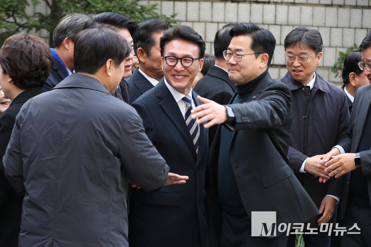 김민석 최고위원(가운데)과 박찬대 원내대표(오늘쪽) 등 더불어민주당 의원들이 이재명 대표의 무죄 판결에 환호하고 있다. (사진=최동환 기자)