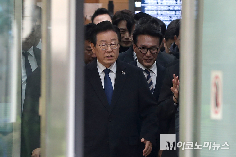 지난 25일 위증교사 사건 1심에서 무죄 선고를 받은 이재명 더불어민주당 대표가 서울 서초구 중앙지방법원을 나서고 있다. (사진=최동환 기자)