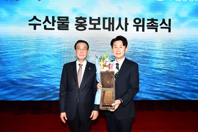 노동진 수협중앙회장(왼쪽)이 26일 본사 2층 독도홀에서 수산물 홍보대사에 위촉된 개그맨 남희석에게 위촉패를 전달하고 있다. 수협 제공