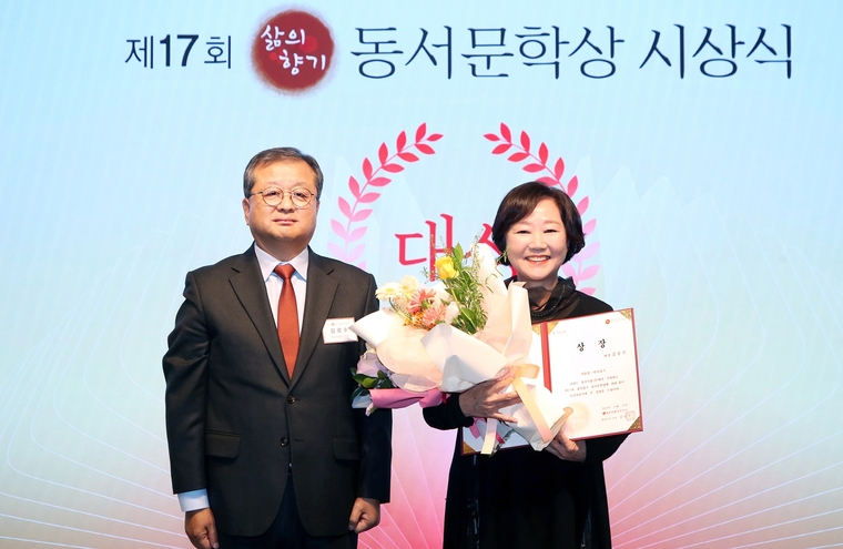 동서식품 김광수 대표(왼쪽)와 대상 수상자 김응숙씨(오른쪽)가 기념촬영을 하고 있다. 사진=동서식품 제공 