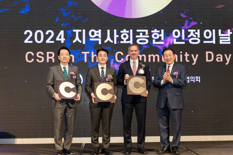 HS효성 이주한 상무(왼쪽에서 첫 번째), 한국사회복지협의회 김성이 회장(오른쪽에서 첫 번째). 사진=HS효성첨단소재 제공 