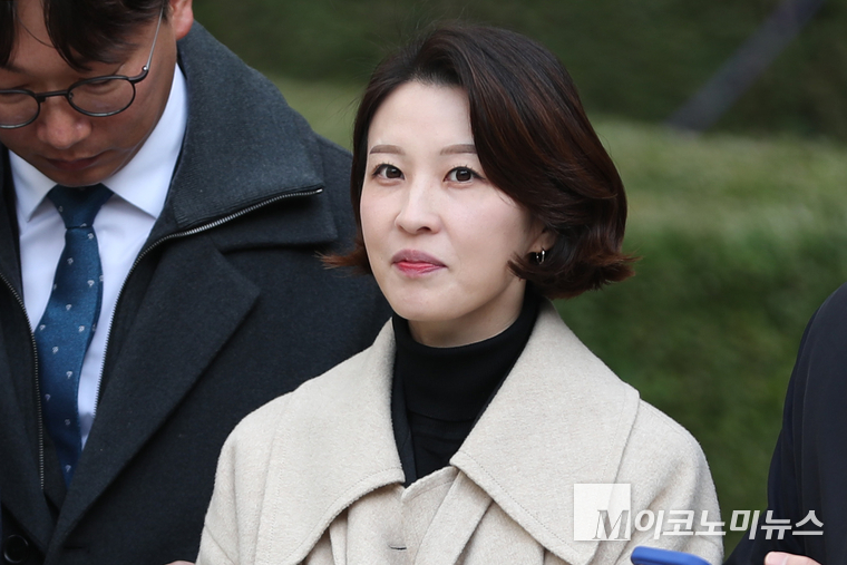 안귀령 더불어민주당 대변인이 민주당 의원들과 지난 25일 서울중앙지법 청사 앞에서 이재명 위증교사 1심 선고를 기다리고 있다. (사진=최동환 기자)