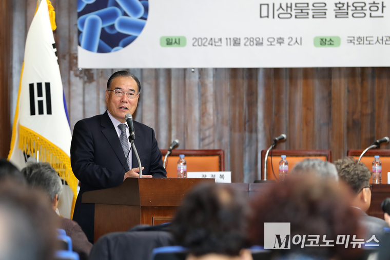 이개호 더불어민주당 의원이 28일 국회도서관에서 열린 ‘흙과 생명을 살리는 지속 가능한 축산은 가능한가’ 토론회에서 환영사하고 있다. (사진=최동환 기자)