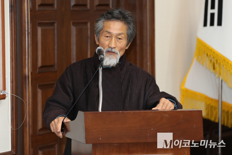강기갑 한국마이크로바이옴협회 상임대표가 28일 국회도서관에서 열린 ‘흙과 생명을 살리는 지속 가능한 축산은 가능한가’ 토론회에서 환영사하고 있다. (사진=최동환 기자)