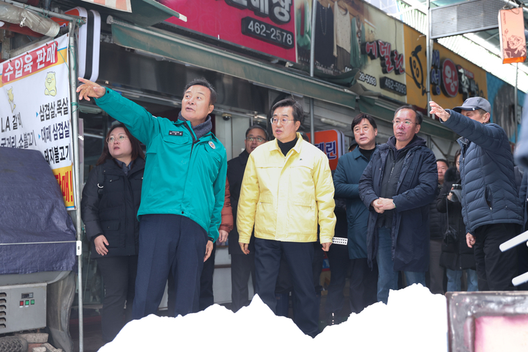 김동연 경기도지사와 김성제의왕시장이 사고현장을 점검하고 대책을 함께 논의했다 <의왕시 제공>