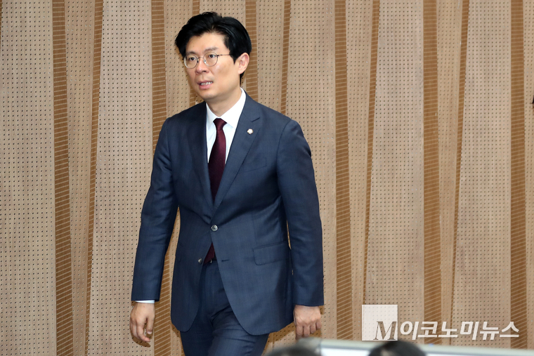 조정훈 국민의힘 의원이 지난 10월 23일 사단법인 바른인권여성연합과 전국학부모단체연합 등 학부모단체와 국회 소통관에서 기자회견하고 회견장을 나오고 있다. (사진=최동환 기자)