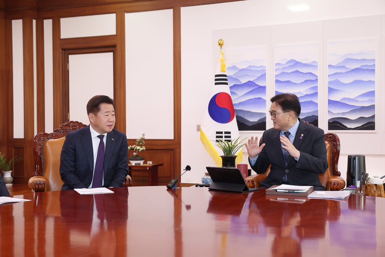우원식 국회의장이 29일 의장집무실에서 오영훈 제주특별자치도지사를 접견했다. (국회사무처)