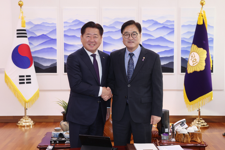 우원식 국회의장이 29일 의장집무실에서 오영훈 제주특별자치도지사를 접견 후 기념촬영하고 있다. (국회사무처)
