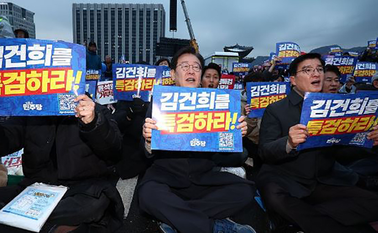  이재명 대표가 30일 광화문 북측광장 인근에서 열린 '김건희·윤석열 국정농단 규탄·특검 촉구 제5차 국민행동의 날'에서 구호를 외치고 있다. (연합뉴스)