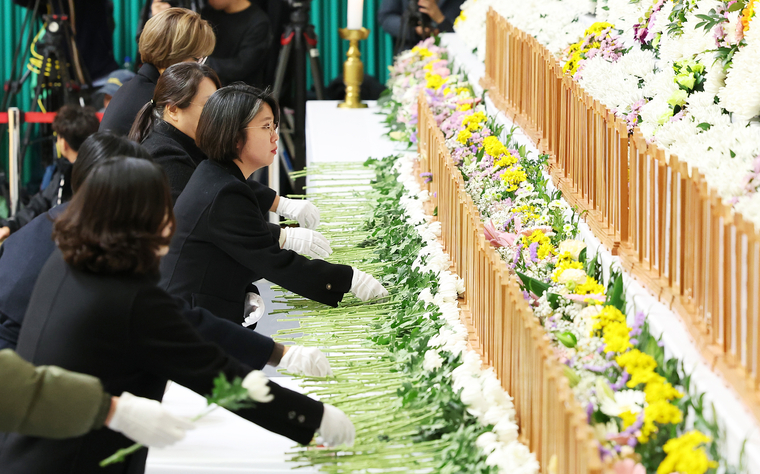 용혜인 기본소득당 대표가 30일 무안종합스포츠파크에 마련된 제주항공 여객기 사고 희생자 합동분향소 헌화·분향하고 있다. (기본소득당)