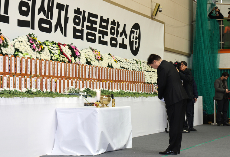 우원식 국회의장이 30일 무안종합스포츠파크에 마련된 제주항공 여객기 사고 희생자 합동분향소 헌화·분향하고 있다. (국회사무처)