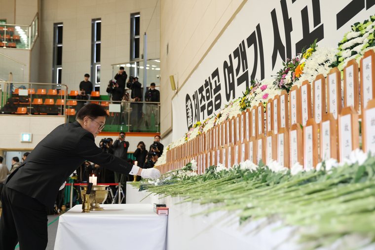 우원식 국회의장이 지난 30일 전남 무안을 찾아 여객기 참사 희생자를 조문, 분향하고 있다. (국회사무처)
