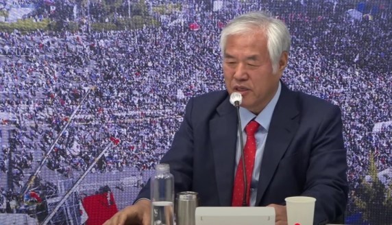 29일 발생한 제주항공 여객기 참사에 대해 "하나님께 허락받은 사탄이 비행기 사고를 일으켰다"고 발언해 논란이 일고 있다. 사진=유튜브 전광훈 TV