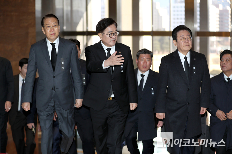 우원식 국회의장과 권영세 국민의힘 비상대책위원장, 이재명 더불어민주당 대표가 31일 오후 국회에 마련된 제주항공 여객기 사고 희생자 합동 분향소를 조문한 뒤 회동 장소인 국회의장실로 이동하고 있다. 사진=최동환 기자