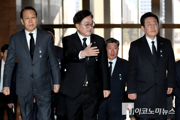 우원식 국회의장과 권영세 국민의힘 비상대책위원장, 이재명 더불어민주당 대표가 31일 오후 국회에 마련된 제주항공 여객기 사고 희생자 합동 분향소를 조문한 뒤 회동 장소인 국회의장실로 이동하고 있다. 사진=최동환 기자