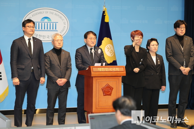조국혁신당 의원들이 31일 국회 소통관에서 기자회견하고 있다. 사진=최동환 기자