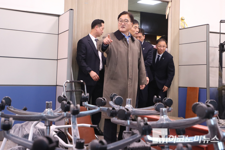 우원식 국회의장이 지난 12월 4일 국회를 돌며 계엄군 국회 진입에 따른 피해 상황을 점검하고 있다. 사진=최동환 기자