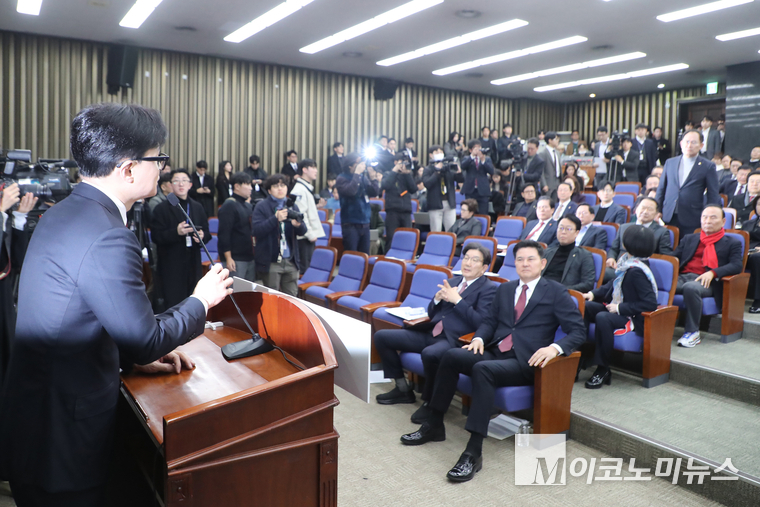 한동훈 전 국민의힘 대표가 지난 12월 12일 원내대표 선출 의원 총회에서 발언하는 가운데 임종득 의원이 발언을 가로 막으며 자신의 의견을 말하고 있다. 사진=최동환 기자
