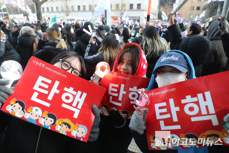 지난 12월 14일 윤석열 대통령 탄핵 가결 소식이 전해지자 기뻐하는 2030 집회 참가자들. 사진=최동환 기자