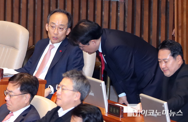 추경호 국민의힘 원내대표가 2일 오후 국회에서 열린 제418회국회(정기회) 제14차 본회의에 참석해 배준영 의원과 이야기 나누고 있다. (사진=최동환 기자)