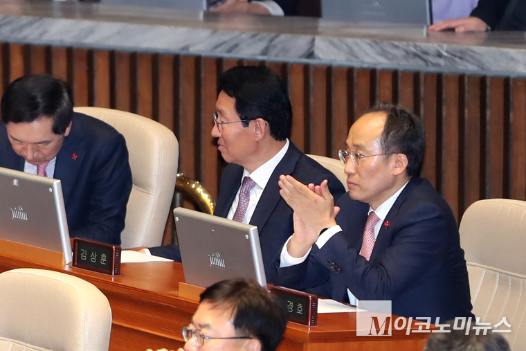 추경호 국민의힘 원내대표가 2일 오후 국회에서 열린 제418회국회(정기회) 제14차 본회의에 참석해 구자근 의원의 의사 진행 발언에 박수치고 있다. (사진=최동환 기자)