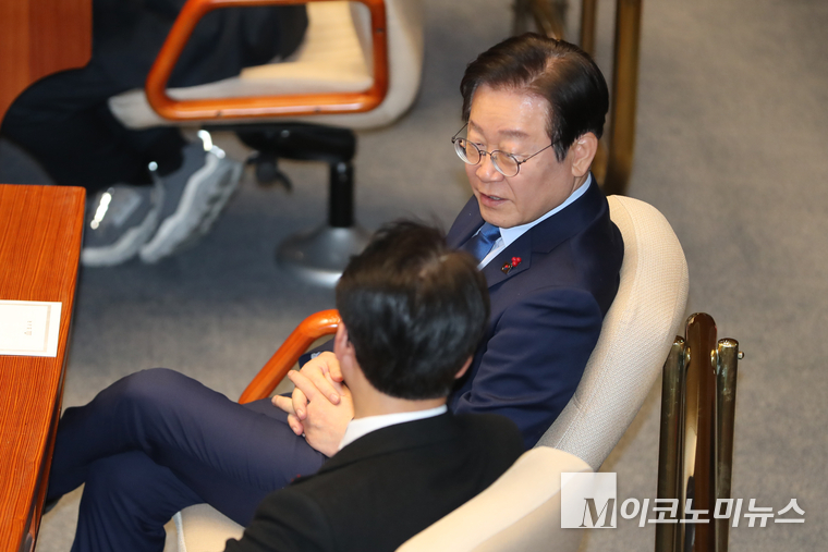 이재명 더불어민주당 대표가 2일 오후 국회에서 열린 제418회국회(정기회) 제14차 본회의에 참석해 김민석 최고위원과 이야기 나누고 있다. (사진=최동환 기자)