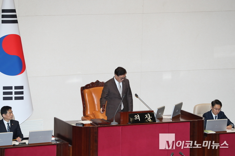 우원식 국회의장이 2일 국회에서 열린 제418회국회(정기회) 제14차 본회의에서 안건을 상정하며 의사봉을 두드리고 있다. (사진=최동환 기자)