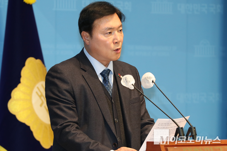 조게원 더불어민주당 의원이 12일 국회 소통관에서 기자회견하고 있다. (사진=최동환)