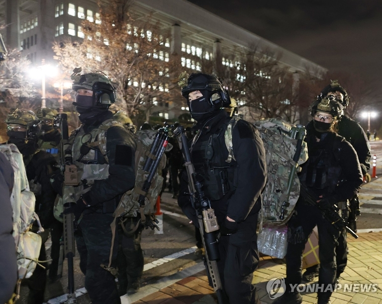 국회 본회의에서 비상계엄 해제를 의결한 4일 새벽 군 병력이 국회에서 철수하고 있다. 사진 연합뉴스 