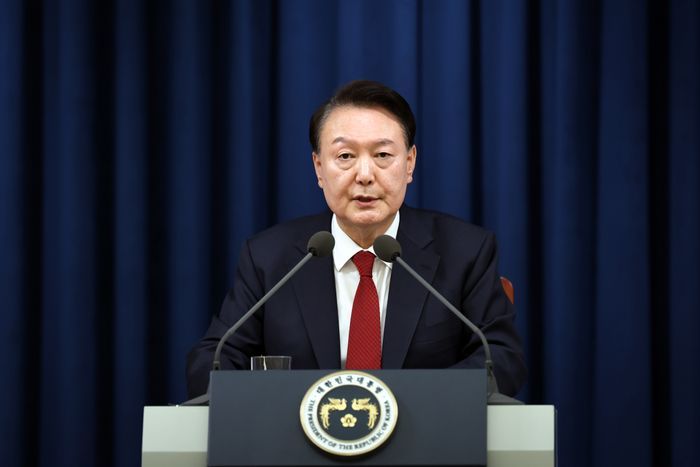 윤석열 대통령이 3일 밤 서울 용산 대통령실 청사에서 긴급 대국민 특별 담화를 하고 있다. ⓒ연합뉴스