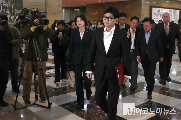 한동훈 국민의힘 대표가 4일 국회 본청에서 열린 비상 의원총회에 참석하고 있다. (사진=최동환 기자)